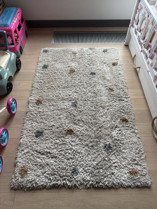 Prostokątny dywan dla dzieci w kropki Zara Home 95 x 150 cm