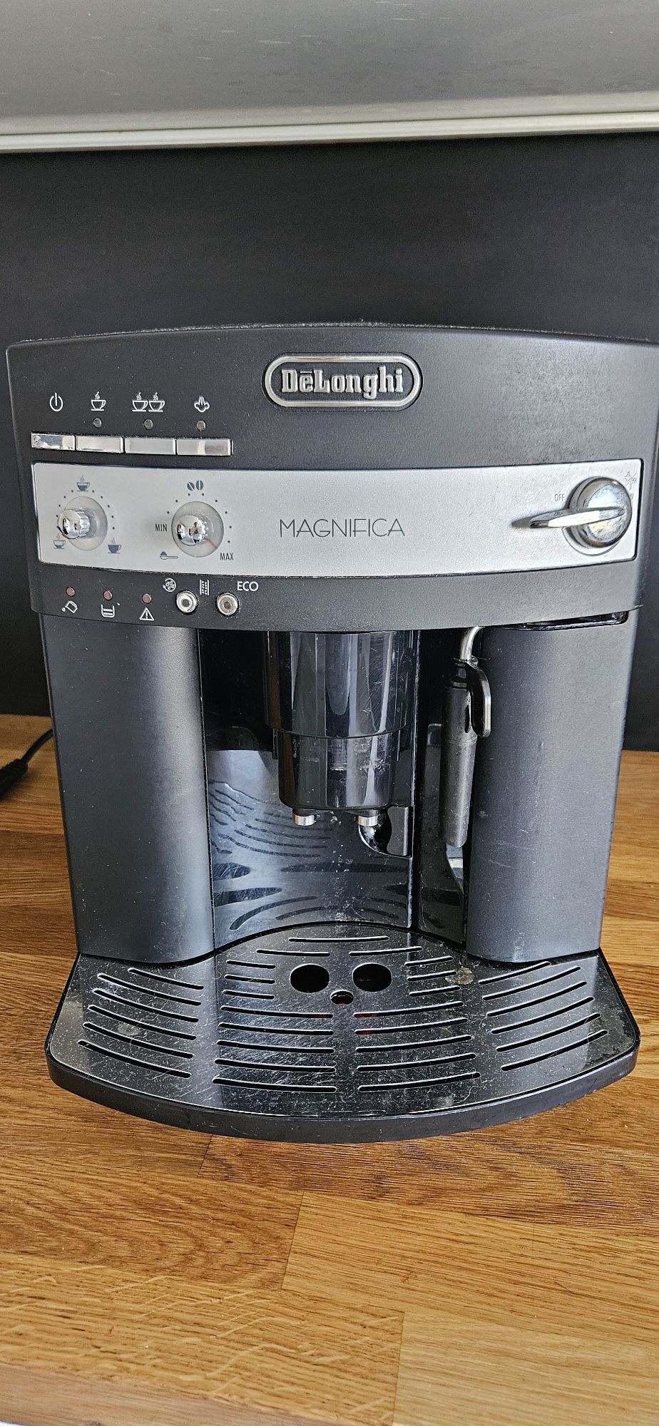 Ekspres ciśnieniowy do kawy DeLonghi Magnifica ESAM 3000.B