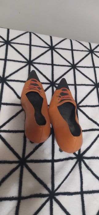 Sapatos de mulher de luxo como novos.