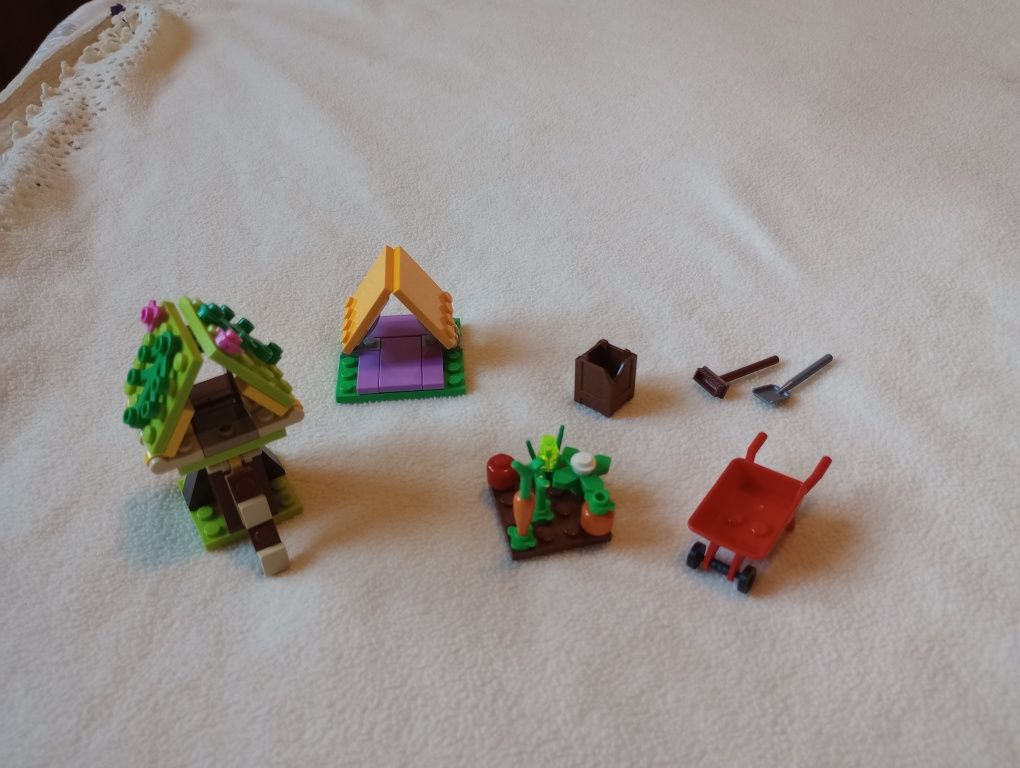 Klocki LEGO ogródek warzywny, narzędzia, taczka, domek, namiot