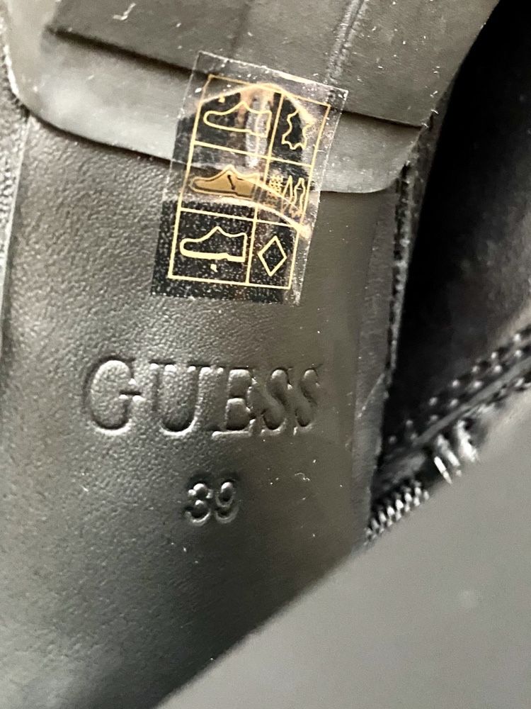 Жіночі черевики GUESS