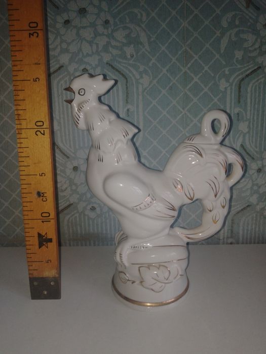 Продаються вироби з фарфору.