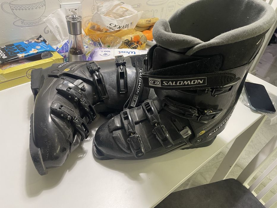 Лижні боти, лижі.