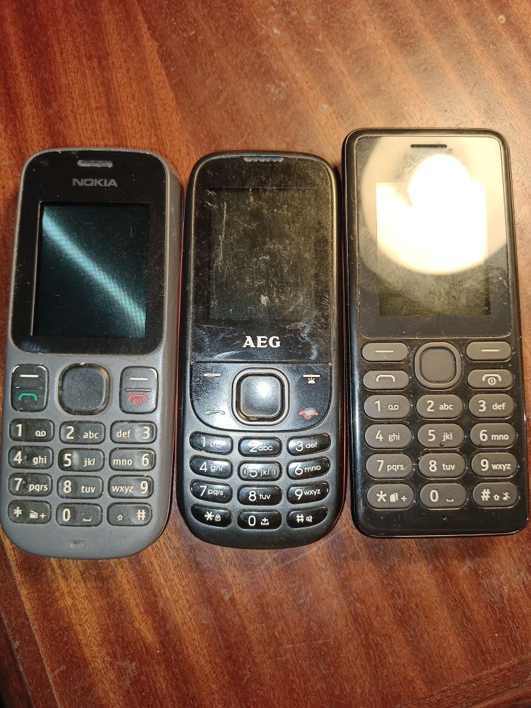 Telemóveis Nokia e AEG