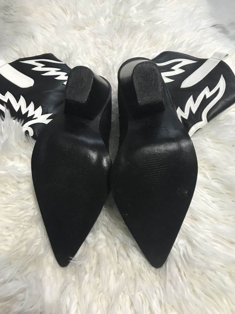 Botas/ Botins estilo texanas / cowboy em preto e branco - usadas apenas 2 ou 3 vezes