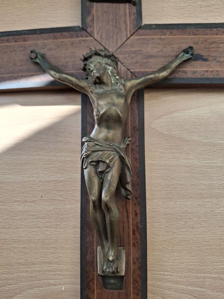 Cristo na cruz  em bronze ?