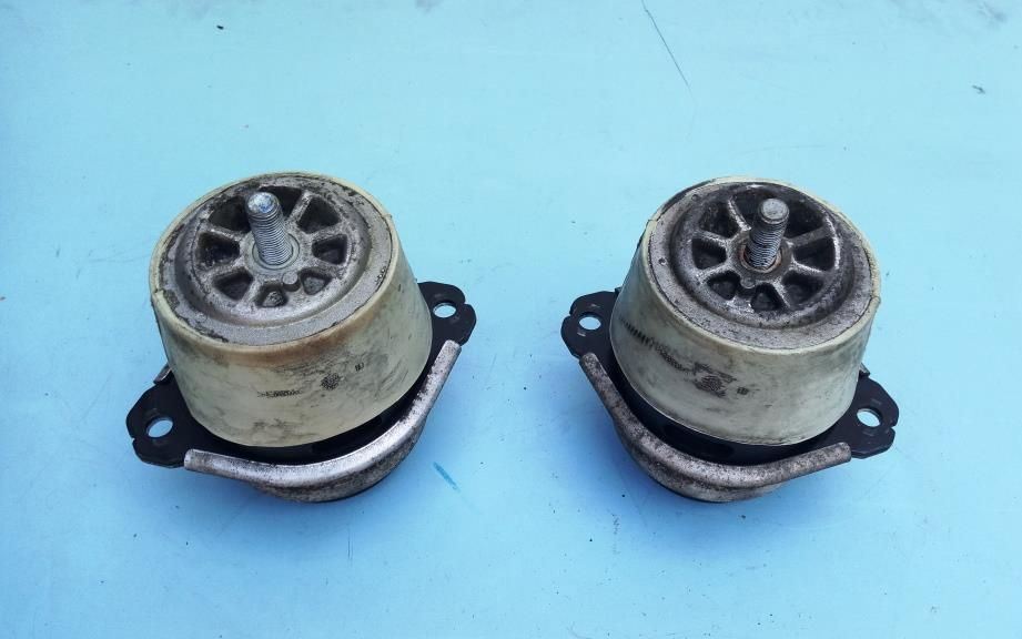 Подушка двигателя Volkswagen Touareg / Audi Q7 / Porsche Cayenne