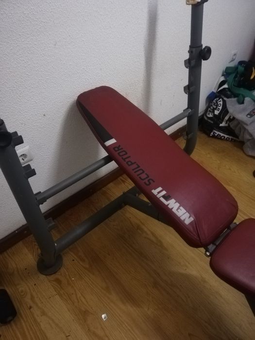 Vendo banco com 3 posições para peito mais 6 halteres.