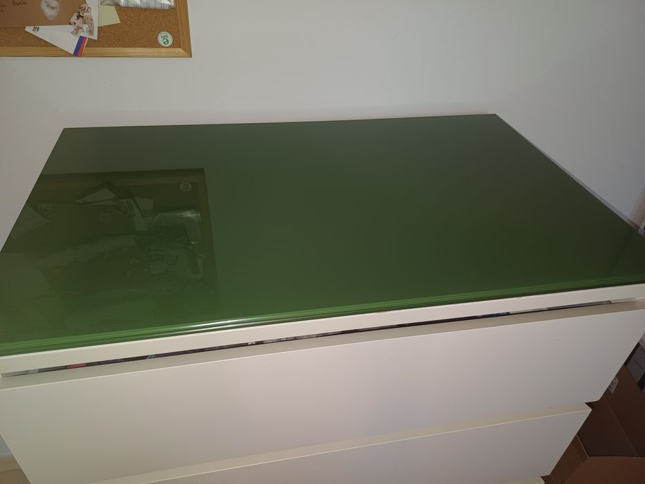 Szklany blat zielony ma komodę Ikea Malm 80x48