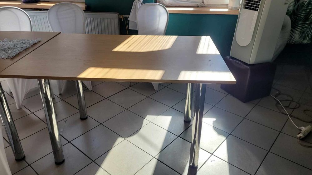Stół z metalowymi nogami