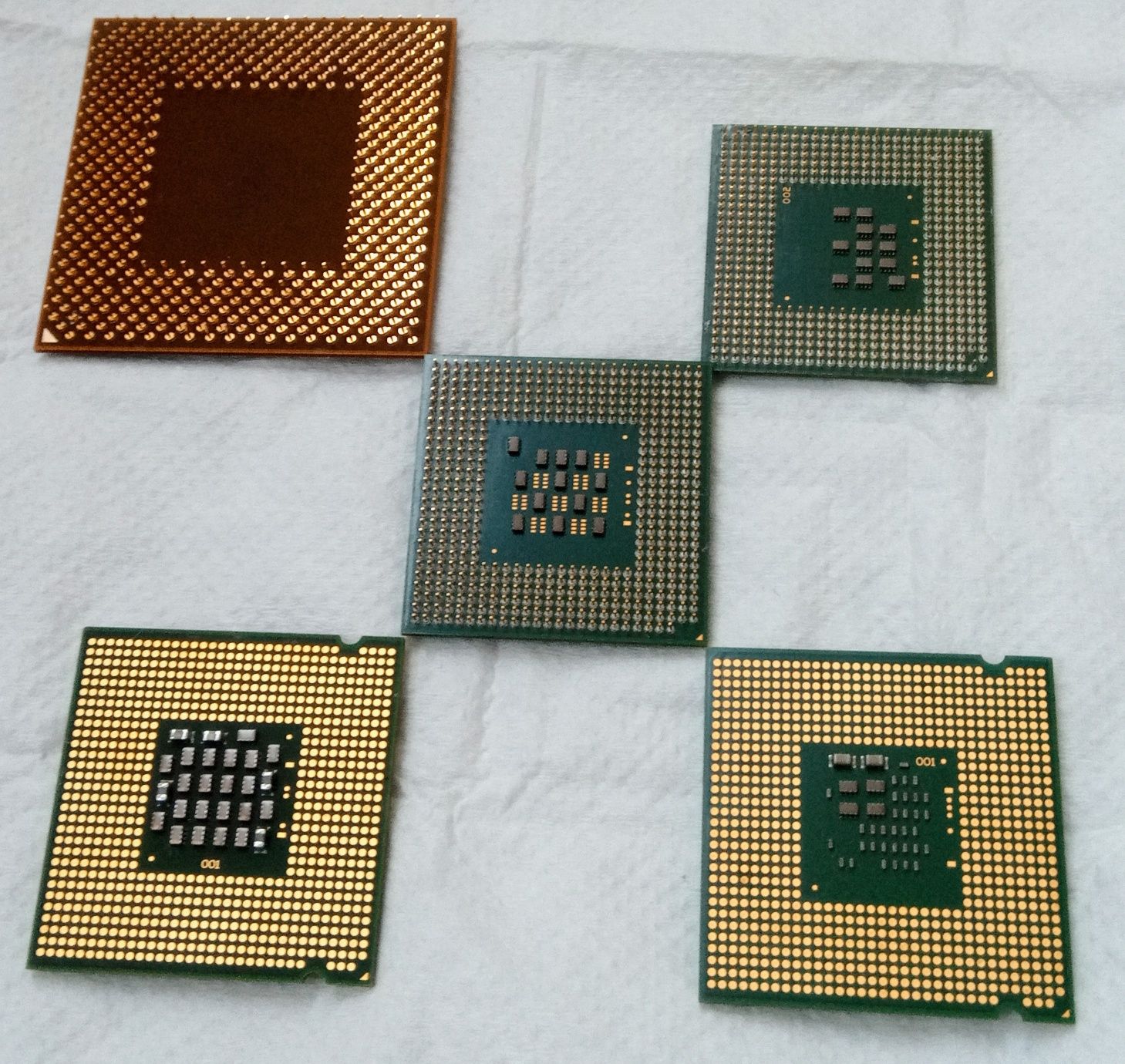 Processadores Intel Pentium 4 e AMD Athlon XP 2000+