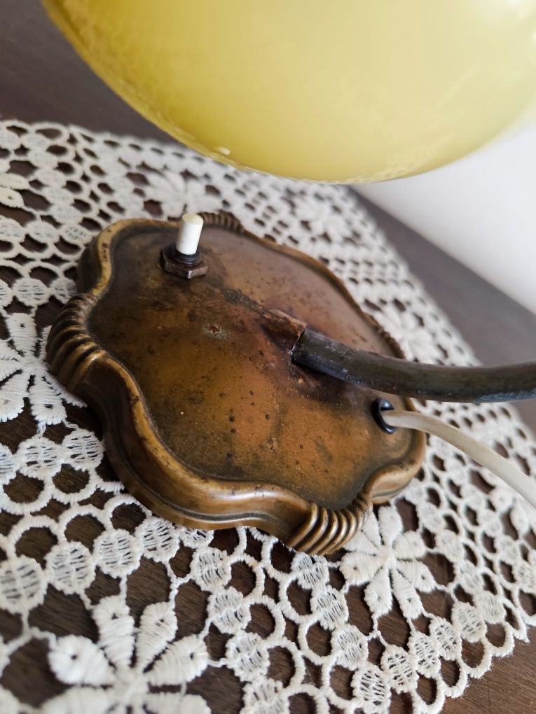 Malutka zabytkowa lampka nocna z mosiężnymi elementami. Vintage Retro