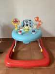 Andador para bebé Bright Stars com brinquedos giratórios