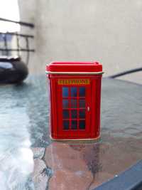 Nieduze metalowe pudełko w kształcie angielskiej budki telefonicznej