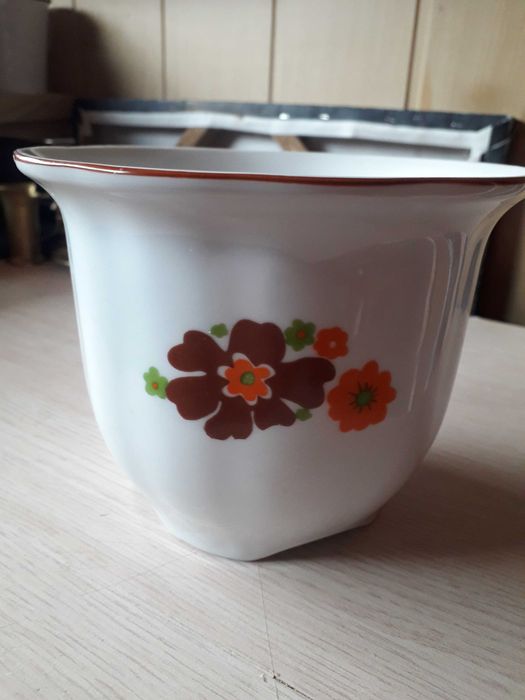 Porcelanowa osłonka na doniczkę.