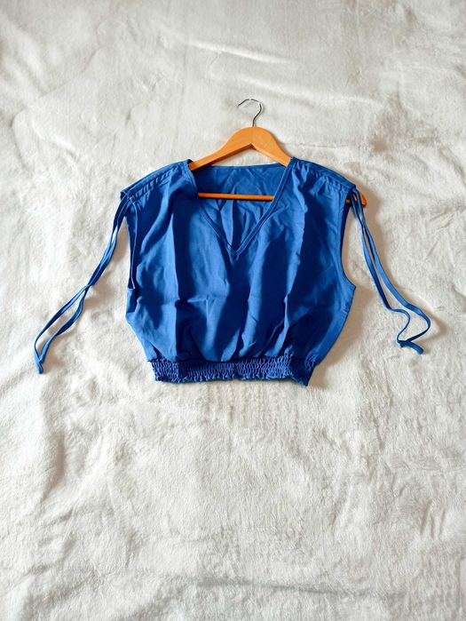 Crop top w kolorze chabrowym ze ściągaczem S/M