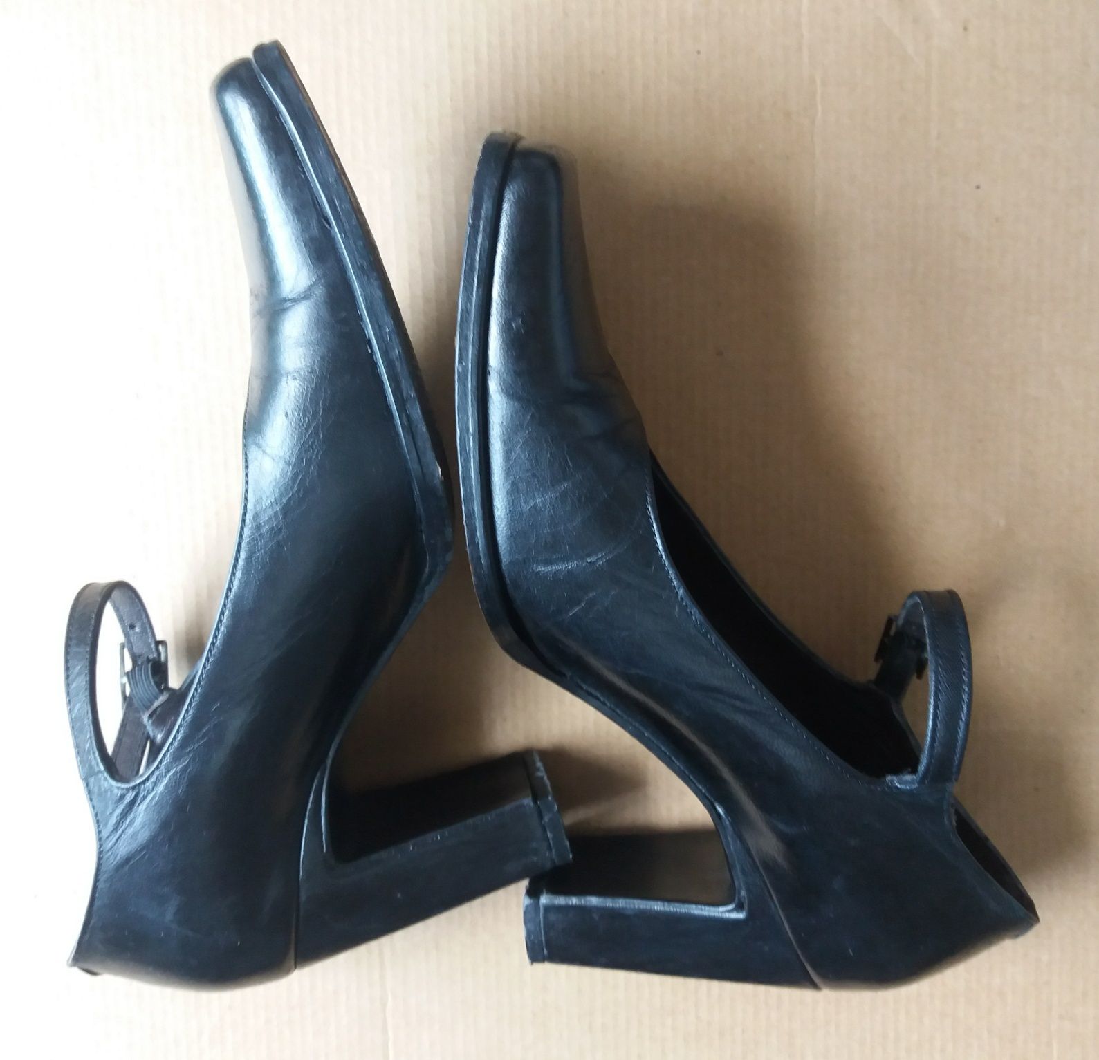 Sapatos em pele, tamanho 35/36, salto 8 cm, pretos