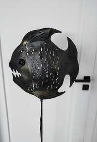 Metalowa stojąca lampa w kształcie ryby