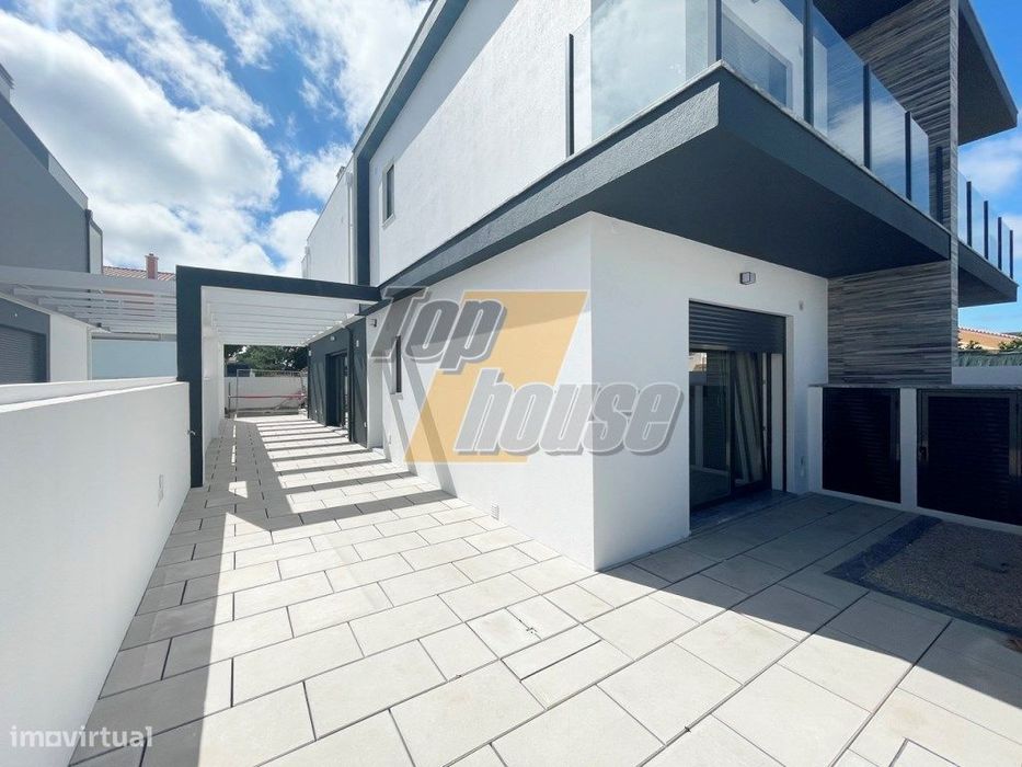 Moradia geminada com piscina - Fernão Ferro