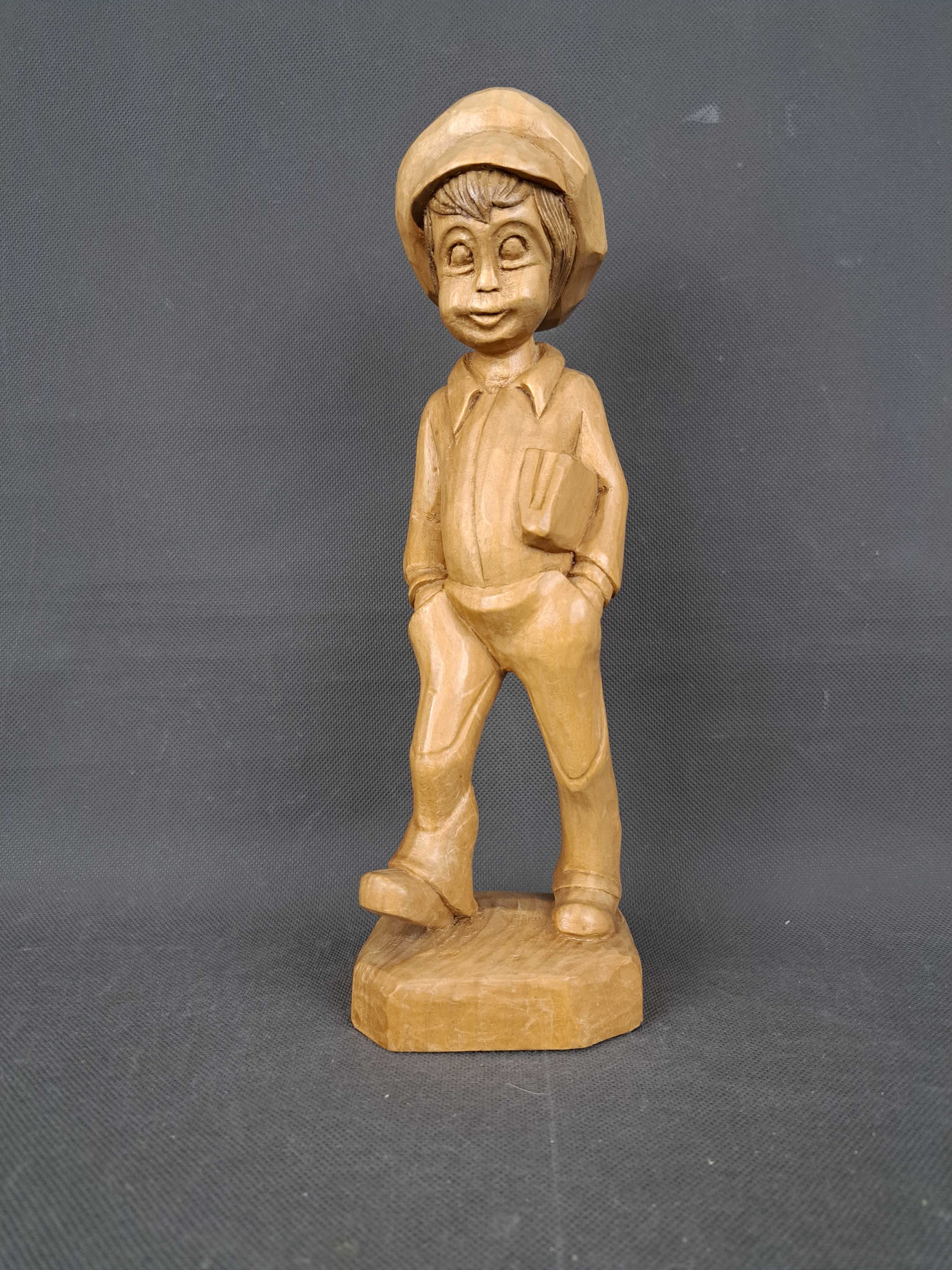 Chłopiec z książką, rzeźba drewniana, wys. 29 cm