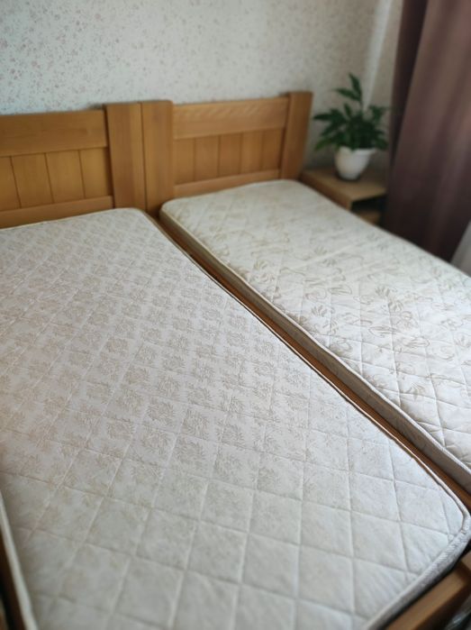 Два дерев'яні  ліжка