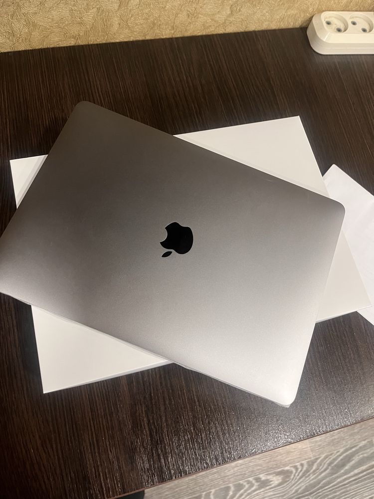 MacBook Air M1 8/256 Gb продам
