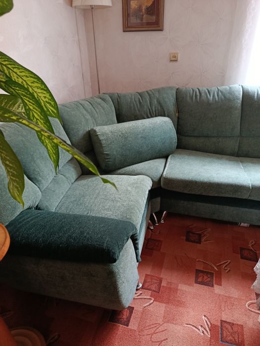 Кутовий диван для вітальні