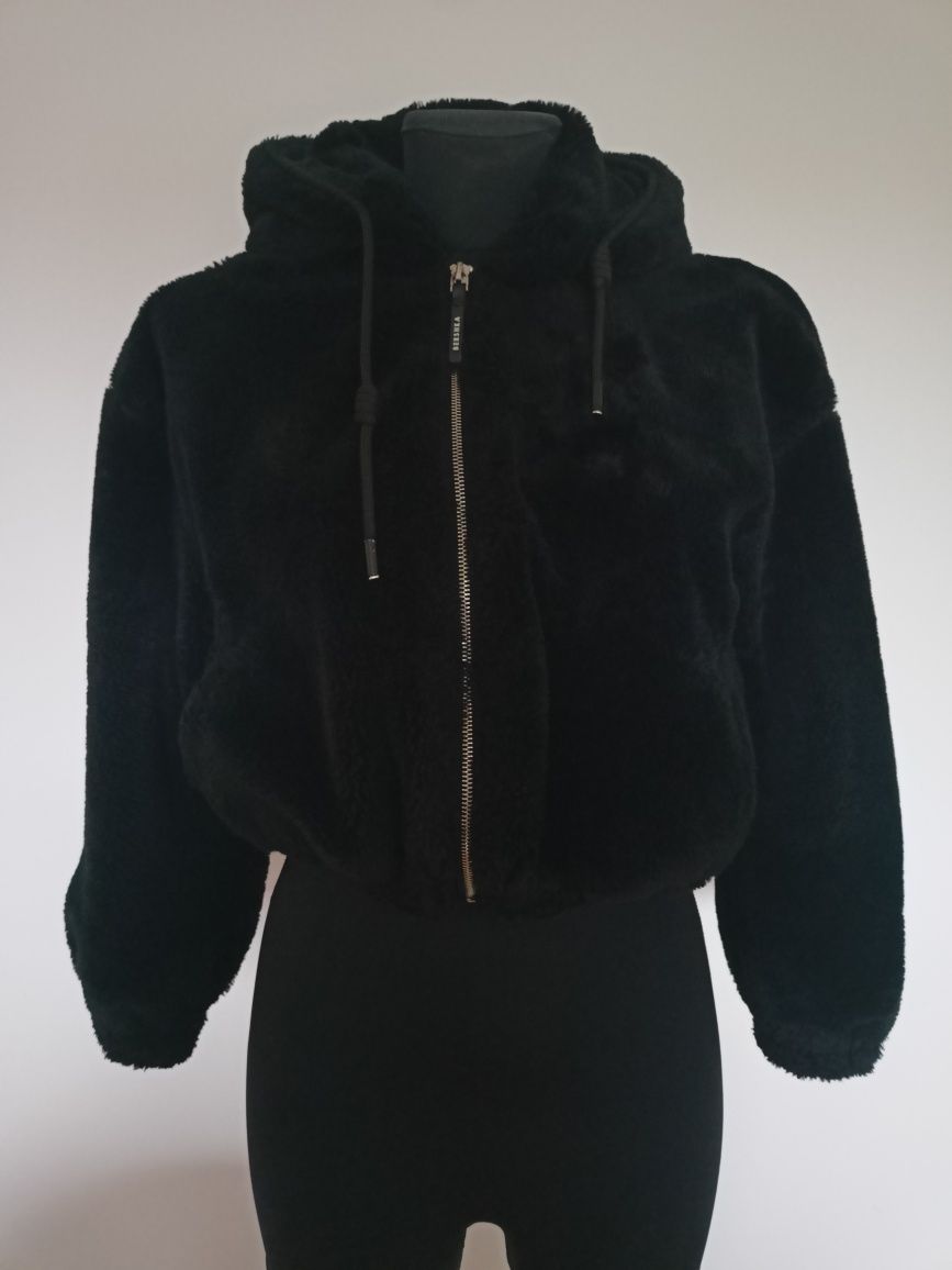 Czarne krótkie futerko Bershka XS S