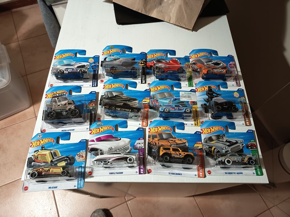 Lote 124 Hotwheels em caixa