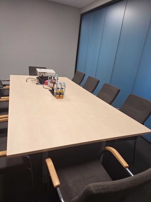 Sprzedam elegancki stół konferencyjny