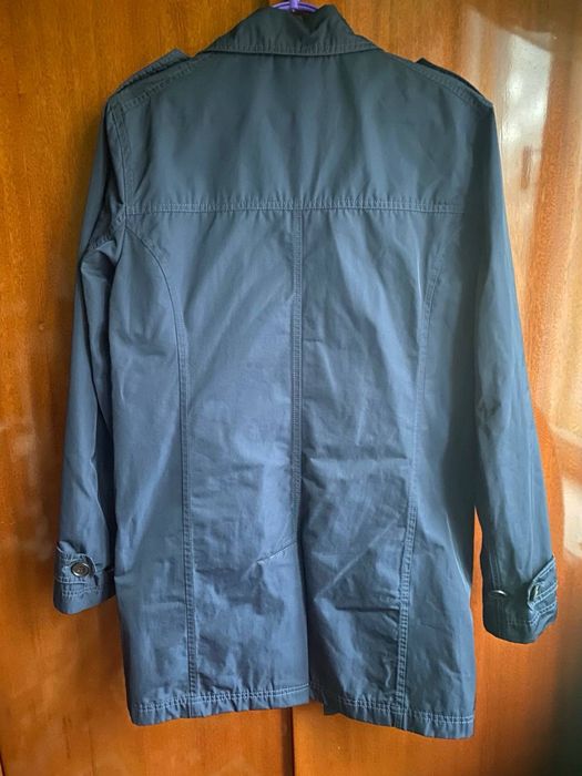 Чюдовий чоловічий тренчь.