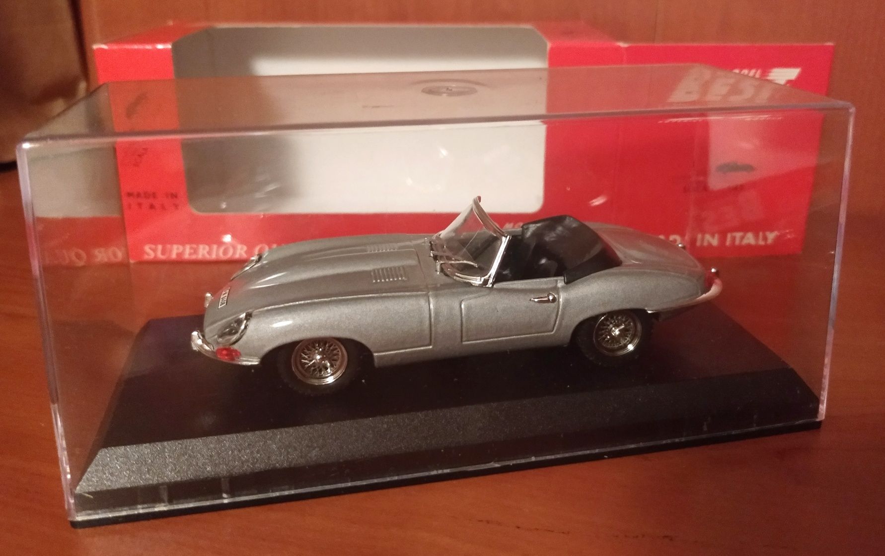 Miniatura de coleção - Jaguar E Type Spider - Best Model 1/43