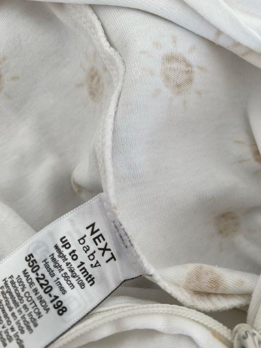 Pajac next 56 biały w beżowe słoneczka jak newbie