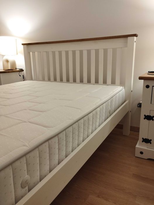Cama de madeira com colchão