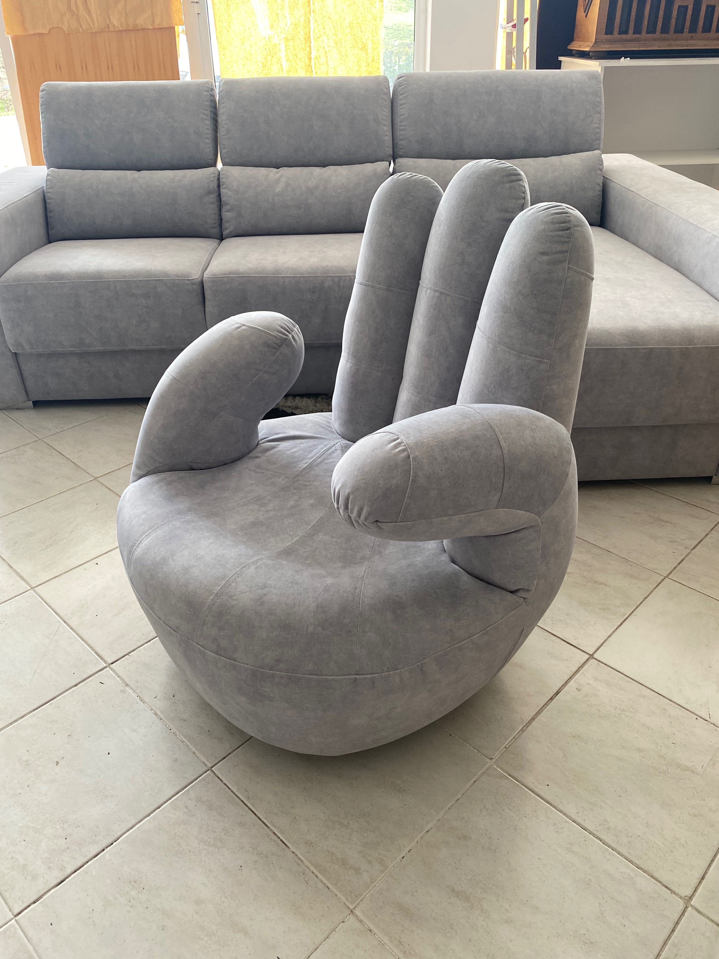 Sofá em formato de mao