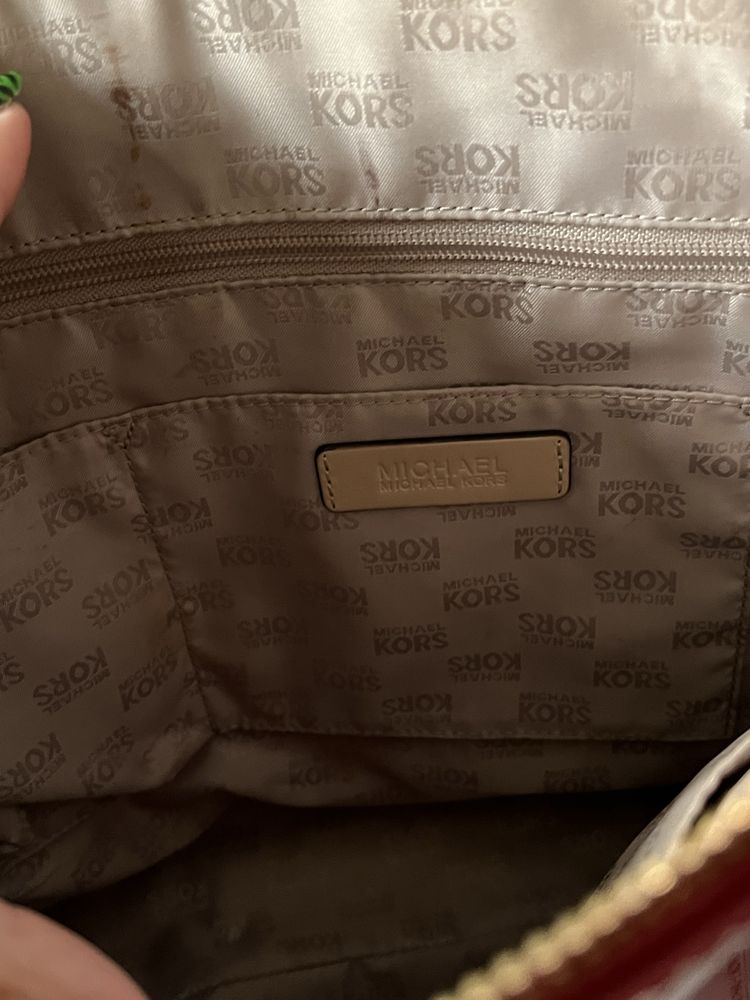 Lakierowana torebka Michael Kors