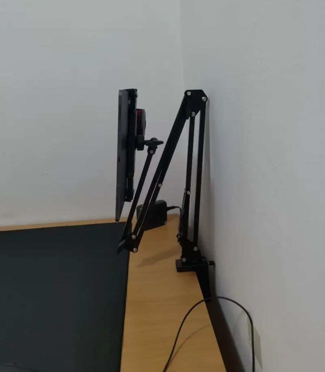Держатель универсальный на кровать стол для планшета смартфона