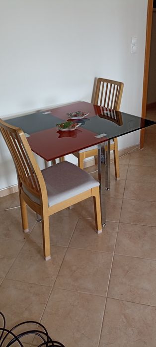 Mesa de vidro quadrada 90x90, vermelho e preto.
