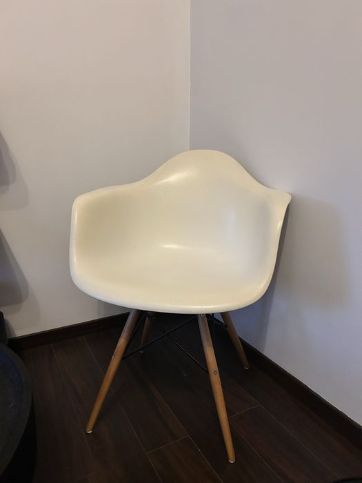 Białe krzesło drewniane nogi