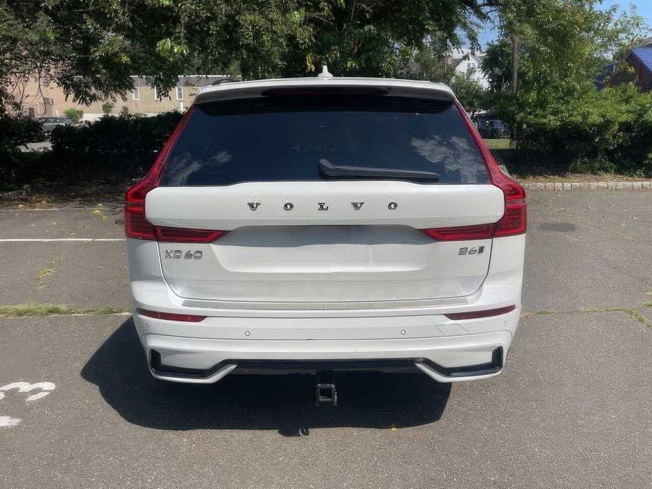 Volvo XC60 B6 R-Design      2022