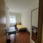 Quarto Estudante Feminina - Junto á Universidade Lusíada