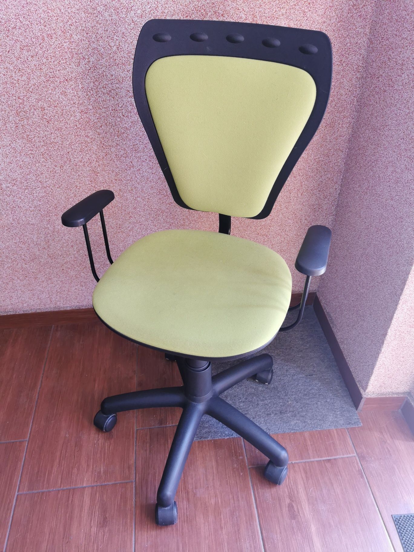 Krzesło biurkowe na kółkach dla dziecka