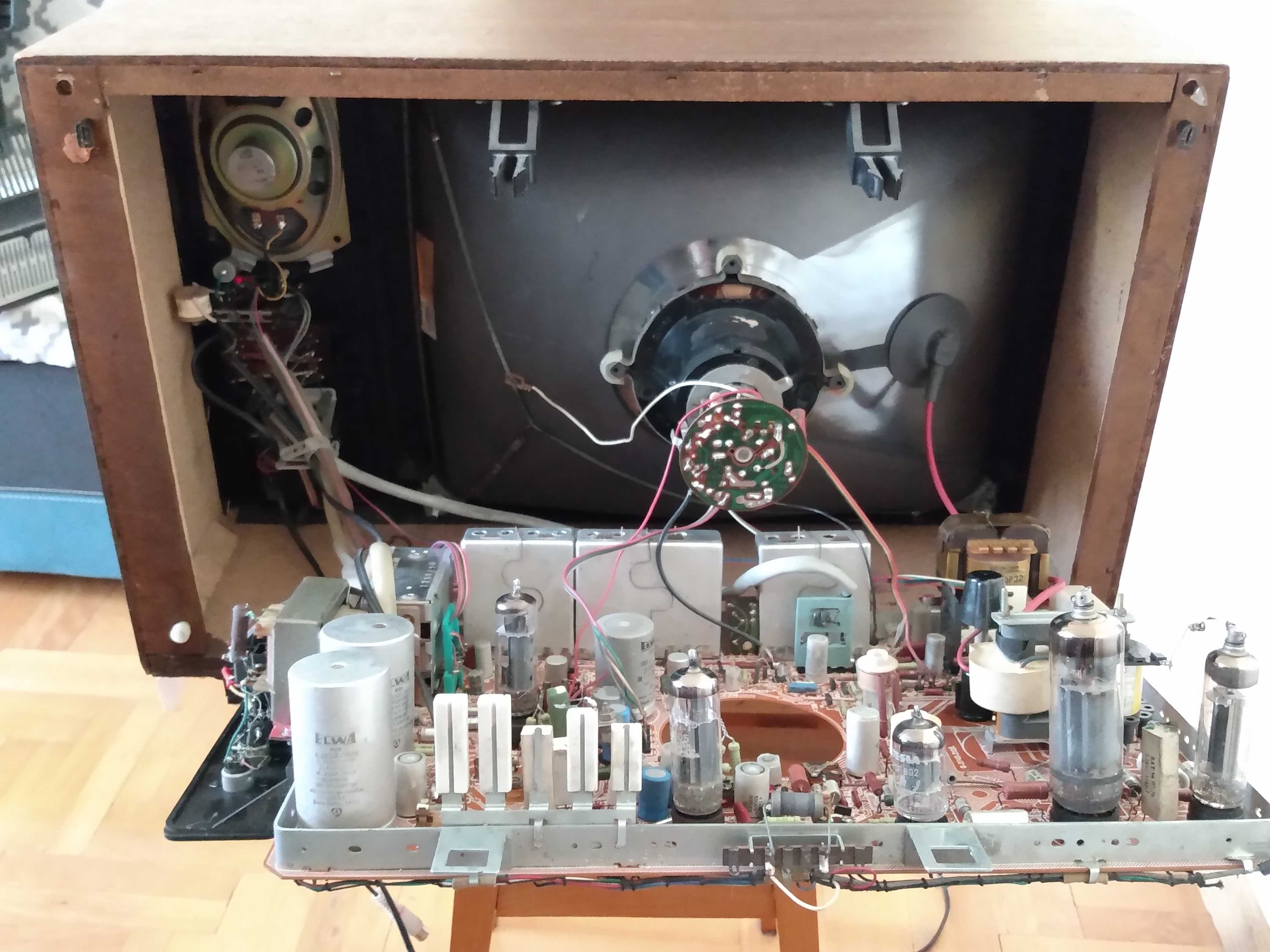 Stary telewizor retro lampowy z okresu PRL'u