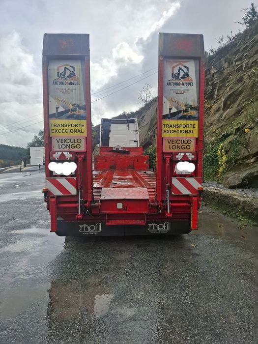 Semi-reboque porta máquinas