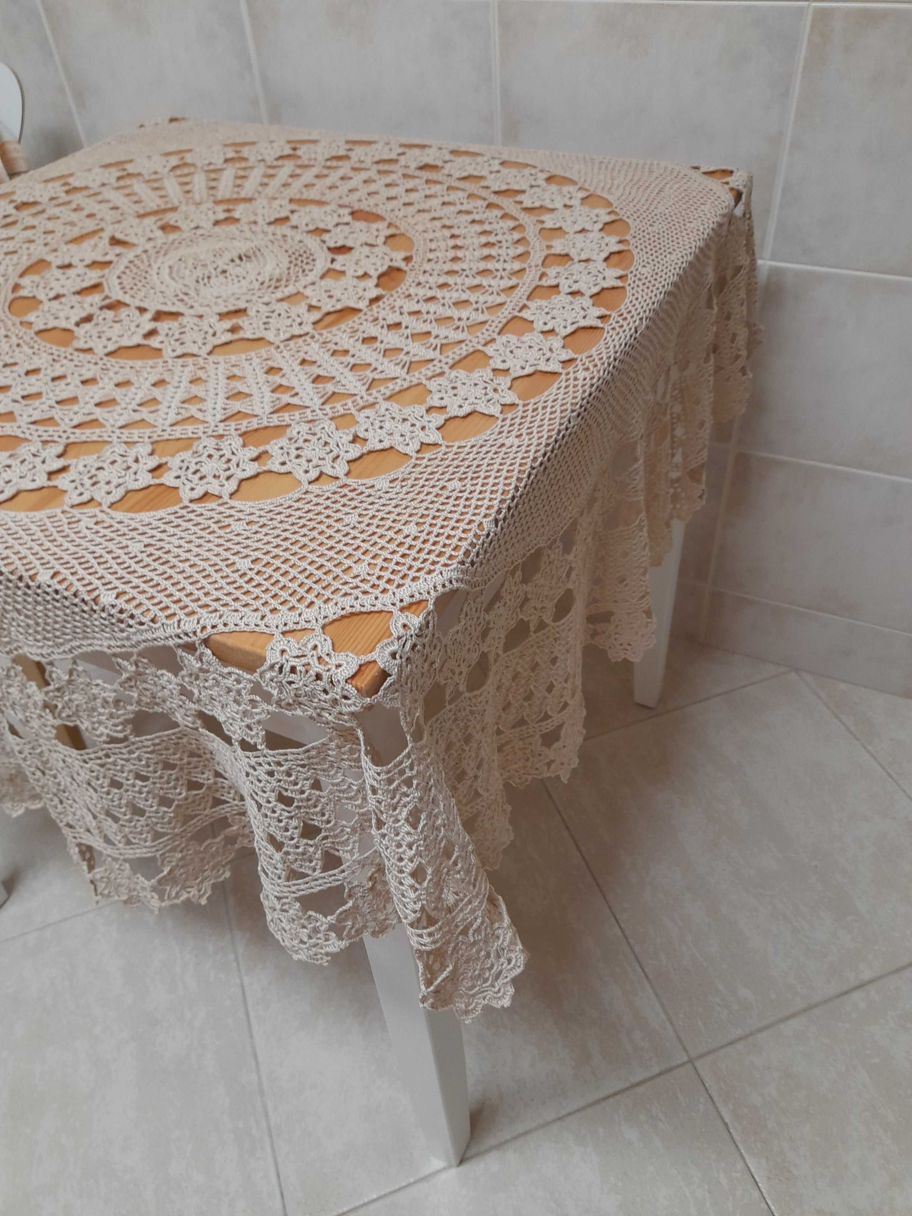 Toalha redonda em crochet nova