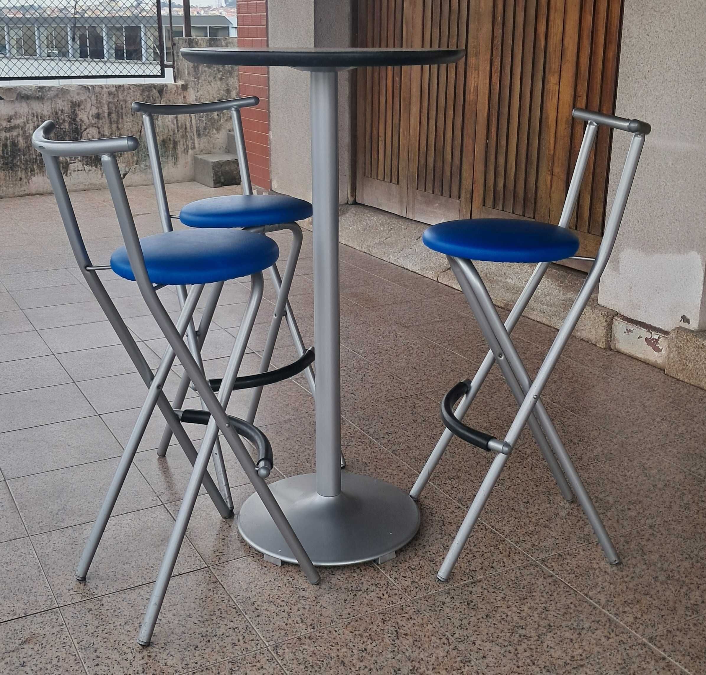 Mesa com 3 bancos altos