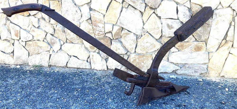 Charrua antiga em madeira e ferro, peça centenaria.