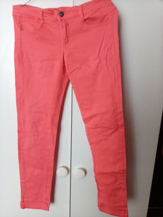 Жіночі червоні джинси.