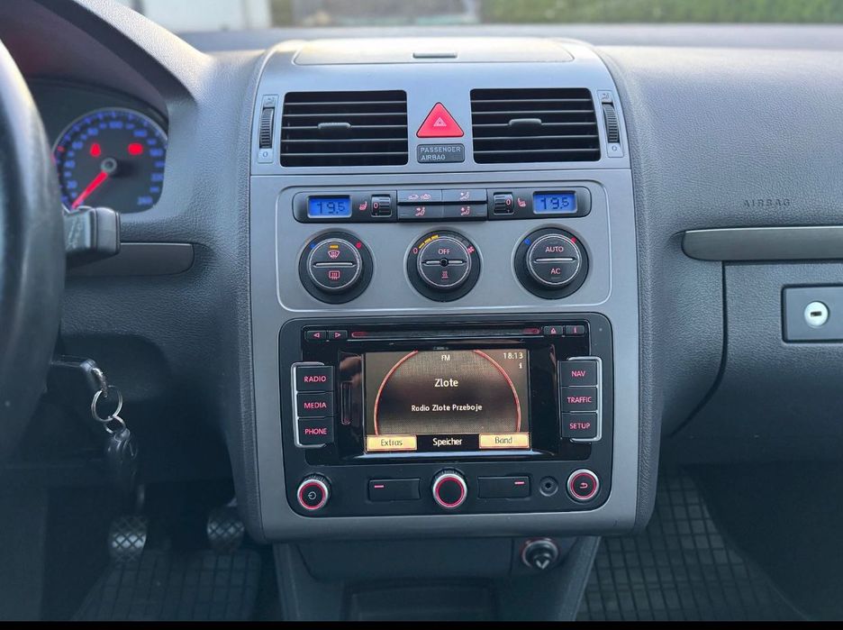 Volkswagen Touran 2010р 2.0 TDI