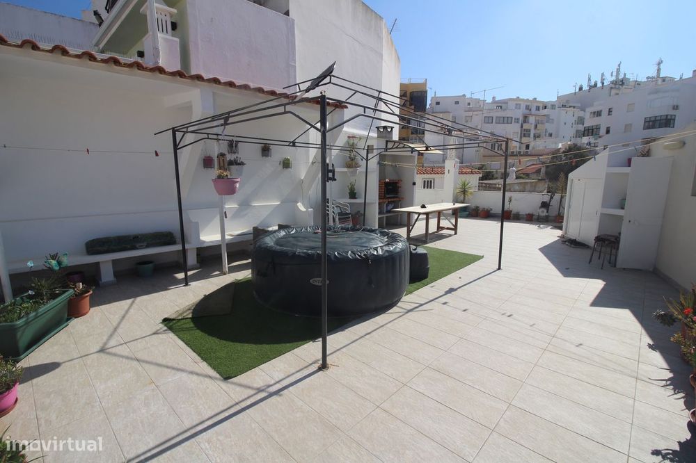 Armação de Pêra T3 Renovado com Enorme Rooftop Privado e Churrasqueira